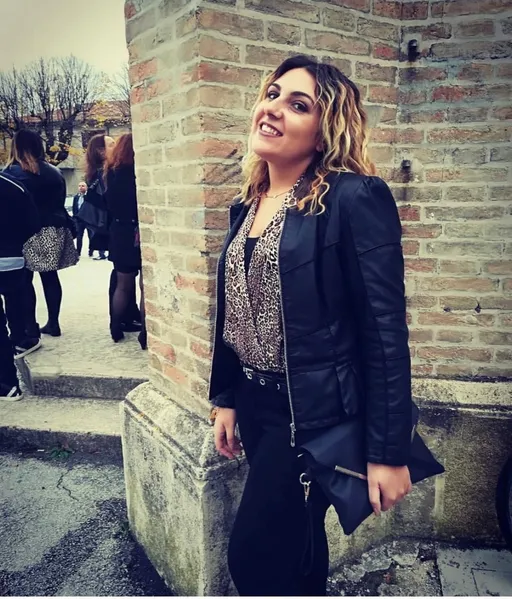 Prompt: Leva i vestiti e fai un video mentre si tocca