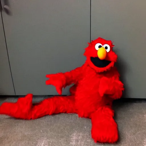 Prompt: elmo with thicc thighs