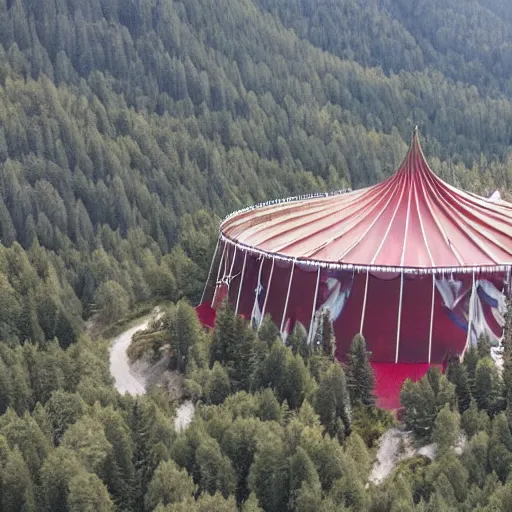 Prompt: « plan large cinematographique de nuit d une tente de cirque au milieu de la foret des alpes »