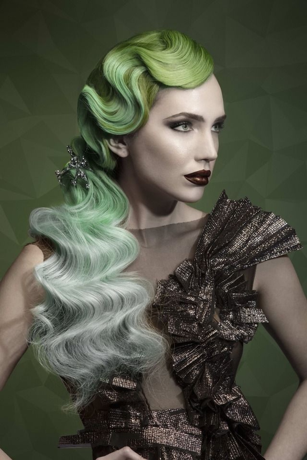 Medusa {{light eyes}} {{green snake hair}} wearing s