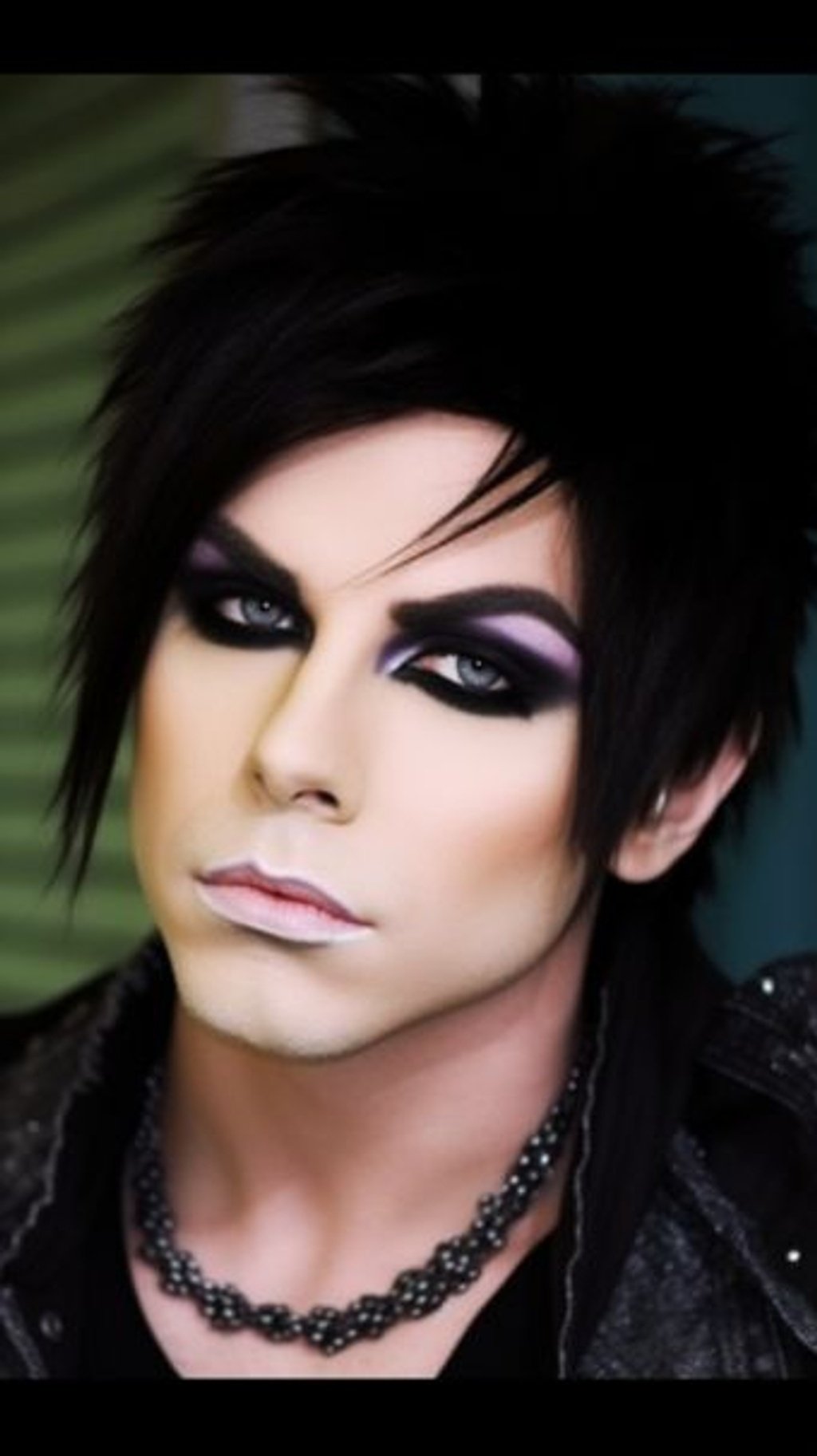Prompt: Glamrock Emo Popstar, thick eyeliner, and loud glittery makeup --iw 1.5 --ar 9:16 --no watermark --no copyright --q 2 --upbeta --v 5.1 