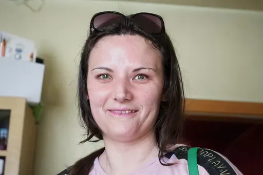 Prompt: Draw this woman in the photograph completely photorealistically, 7 years younger, thus in the age range of up to 30 years old and about 15% slimmer. However, it should not be apparent that it is a generated image by artificial intelligence, but rather appear as if it were real, dwaw the image only better sharpened then si original input, and NOT ANY SKIN problems she have or had never nothing problems with skin quality.





