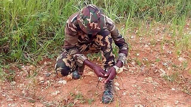 Prompt: How to tie up your work boots tight Military Boots: Effective Techniques for Ultimate Comfort - Boot ALi Boubacar Easy Way to Tie Military Boots